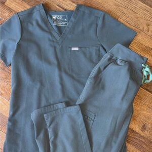 FIGS Charcoal Scrub Set